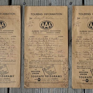 Può includere: Tre fogli di informazioni turistiche vintage dell'Alabama Motorists Association, con note manoscritte e il logo AAA. Ogni foglio include dettagli di viaggio e una pubblicità di telegrammi Western Union.