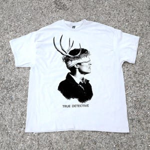 Camiseta unissex True Detective - Presente para fãs da série, camiseta de algodão grosso, citação de Rust Cohle, produto oficial da série policial, vestuário de drama policial