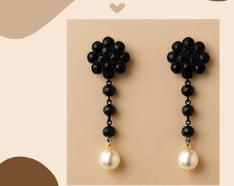Pendientes colgantes de perlas negras con diseño floral