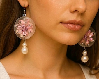 Pendientes de perlas color rosa con forma de flor