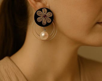 Pendientes de perlas bordadas en terciopelo negro