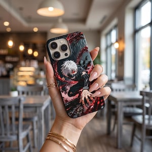 Op de afbeelding: Een zwarte smartphonehoes met een grafische illustratie van een anime-personage met wit haar, een zwart masker en één rood oog. Het personage is afgebeeld in een dynamische houding met rode, tentakelachtige uitsteeksels.
