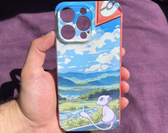 Puede incluir: Una funda de teléfono con un diseño de paisaje y un personaje de dibujos animados de color púrpura claro. La funda tiene una parte superior azul con recortes para la cámara y un borde rojo. El diseño incluye un cielo azul con nubes blancas y colinas verdes.