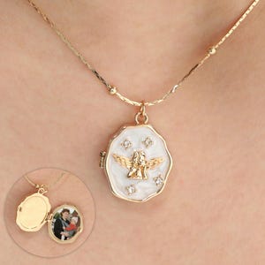 Custom Angel Locket Necklace with Photo, Vintage Locket Necklace, Memorial Jewelry, Necklace for Mom, Gift for Her, Mother&#39;s Day Gift