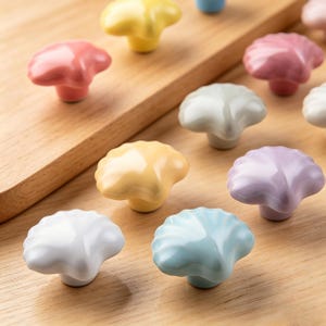 Färgglada snäckskalskinnsknoppar i keramik, snäckskåpsbeslag, lådhandtag till barnrum