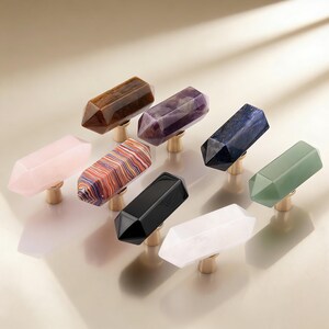 Natur Kristall Schrankknöpfe, Amethyst Schubladenknäufe, individuell gravierte Regenbogenstein-Schrankgriffe, Weißquarz-Kommodemknöpfe, Türknäufe