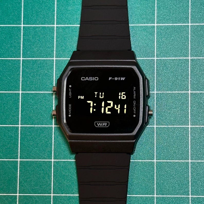 Zegarek Casio F91W z odwróconą modyfikacją – edycja Blackout zdjęcie 1