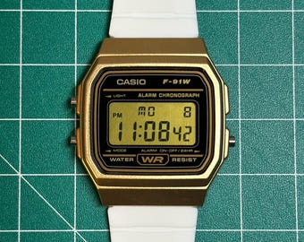 Reloj Casio F91W de oro blanco modificado: lente personalizada y correa de silicona
