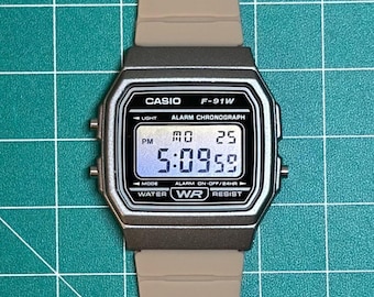Reloj Casio F91W "Camuflaje del desierto" modificado: lente personalizada y correa de silicona.