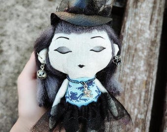 Witch Doll Bust, OOAK Art Doll, Handmade Textile Doll, Halloween Witch Decor, Gothic Witch Decor, Collectible Art Doll, Witch Lover Gift