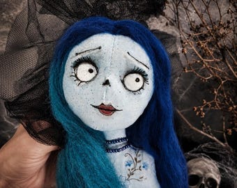 Busto de muñeca Emily de Corpse Bride, muñeca textil hecha a mano, decoración inspirada en Corpse Bride, decoración de Halloween, decoración de fantasía oscura para el hogar.