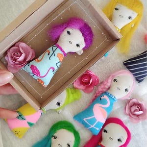 Mini Kunstpuppe Brosche - Handbemalte tragbare Sammler Pin, einzigartiges handgemachtes Geschenk, winzige Figur Schmuck