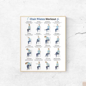 K&ouml;nnte beinhalten: Ein gerahmtes Poster mit dem Titel "Chair Pilates Workout" mit &Uuml;bungsillustrationen. Das Poster hat einen hellen Holzrahmen und einen wei&szlig;en Hintergrund. Die &Uuml;bungen werden von einer Person in einem blauen Hemd und einer schwarzen Hose demonstriert. Das Poster soll Benutzer anleiten.