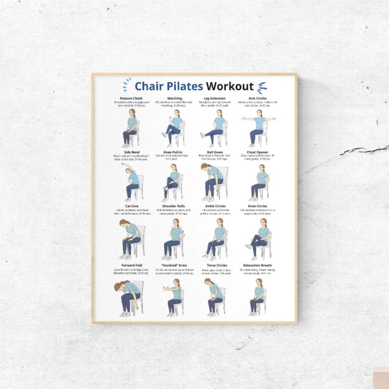 K&ouml;nnte beinhalten: Ein gerahmtes Poster mit dem Titel "Chair Pilates Workout" mit &Uuml;bungsillustrationen. Das Poster hat einen hellen Holzrahmen und einen wei&szlig;en Hintergrund. Die &Uuml;bungen werden von einer Person in einem blauen Hemd und einer schwarzen Hose demonstriert. Das Poster soll Benutzer anleiten.