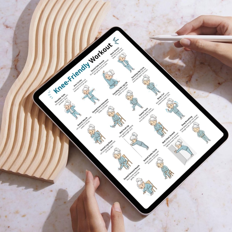 K&ouml;nnte beinhalten: Ein digitales Tablet zeigt einen "Knie-freundliches Workout"-Leitfaden. Der Leitfaden enth&auml;lt illustrierte &Uuml;bungen mit Anweisungen. Das Tablet wird von einer Person gehalten, mit einem dekorativen Holzelement im Hintergrund. Die &Uuml;bungen sind mit einer Cartoon-Figur einer &auml;lteren Person illustriert.