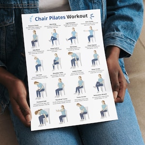 K&ouml;nnte beinhalten: Ein wei&szlig;es Blatt mit dem Titel "Chair Pilates Workout" mit illustrierten &Uuml;bungen. Die &Uuml;bungen umfassen Haltungskontrolle, Marschieren, Beinverl&auml;ngerung, Armkreisen, Seitbeugen, Knieanziehen, Abrollen, Brust&ouml;ffner, Katze-Kuh, Schulterrollen, Kn&ouml;chelkreisen, Kniekreisen, Vorw&auml;rtsbeugen, "Hundert" Arme, Torsokreise und Entspannungsatmung.