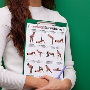 Puede incluir: Un portapapeles verde con un gr&aacute;fico de "Hamstring Exercise Routine". El gr&aacute;fico presenta ilustraciones de varios ejercicios, incluyendo Glute Bridge, Single Leg Deadlift e Hip Thrust. Un bol&iacute;grafo morado es visible.