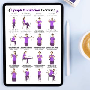 K&ouml;nnte beinhalten: Ein Tablet zeigt "Lymphzirkulations&uuml;bungen" mit Illustrationen verschiedener &Uuml;bungen, darunter Fu&szlig;gelenkkreise, Sitzm&auml;rsche und Schulterrollen. Die &Uuml;bungen werden von einer Person in einem lila Hemd demonstriert.