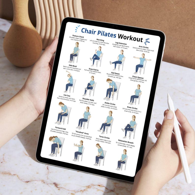K&ouml;nnte beinhalten: Ein digitales Tablet zeigt einen "Chair Pilates Workout" -Leitfaden. Der Leitfaden enth&auml;lt illustrierte &Uuml;bungen mit Anweisungen. Das Tablet wird von einer Person gehalten, und ein wei&szlig;er Stift ist sichtbar. Der Hintergrund ist eine hellbraune Oberfl&auml;che.
