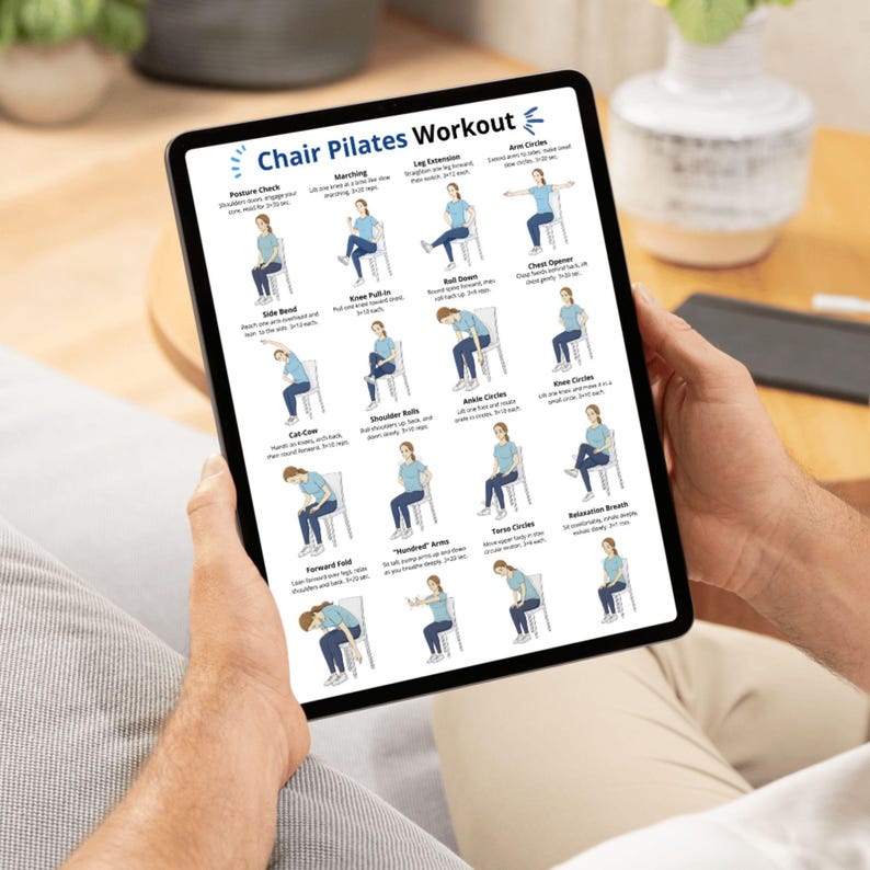 K&ouml;nnte beinhalten: Ein schwarzes Tablet mit einer "Chair Pilates Workout" Anleitung. Die Anleitung zeigt illustrierte &Uuml;bungen mit Anweisungen. Das Tablet wird von einer Person gehalten, im Hintergrund ein Holztisch und eine wei&szlig;e Vase.