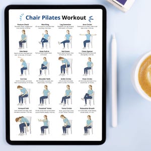 K&ouml;nnte beinhalten: Ein digitales Tablet zeigt einen "Chair Pilates Workout" -Leitfaden. Der Leitfaden enth&auml;lt illustrierte &Uuml;bungen wie Posture Check, Marching und Arm Circles. Das Tablet ist schwarz, mit einem wei&szlig;en Stift und einer Kaffeetasse im Hintergrund.