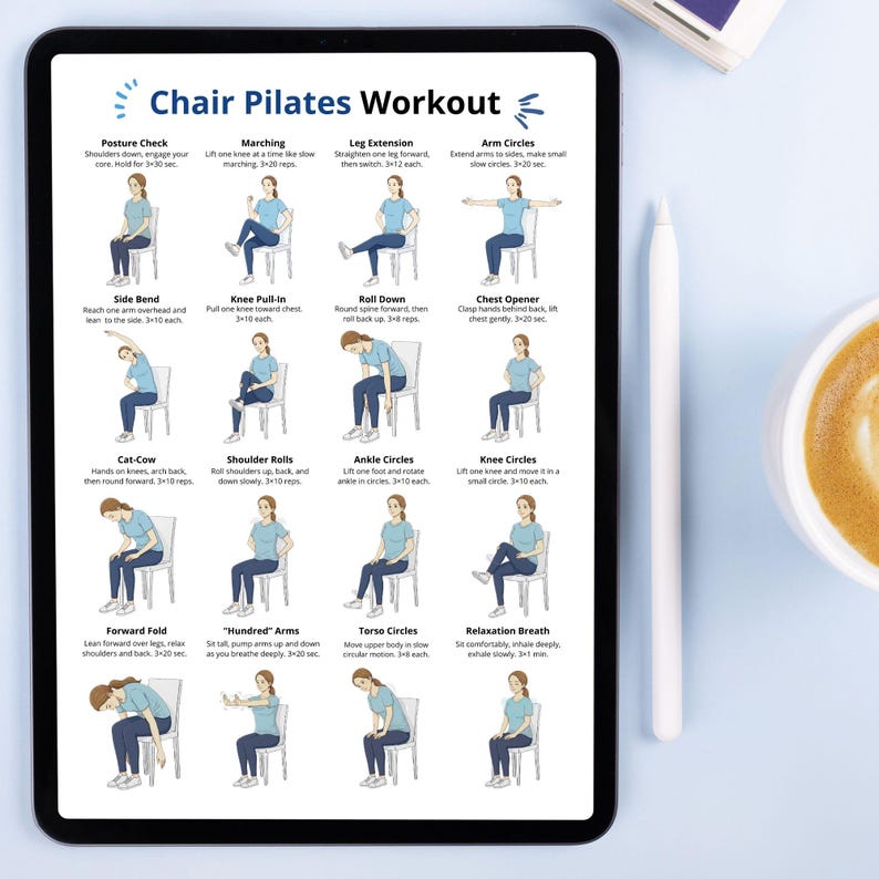 K&ouml;nnte beinhalten: Ein digitales Tablet zeigt einen "Chair Pilates Workout" -Leitfaden. Der Leitfaden enth&auml;lt illustrierte &Uuml;bungen wie Posture Check, Marching und Arm Circles. Das Tablet ist schwarz, mit einem wei&szlig;en Stift und einer Kaffeetasse im Hintergrund.