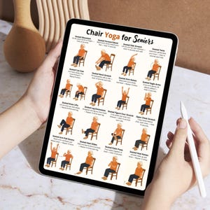 Puede incluir: Una tableta que muestra una gu&iacute;a titulada "Chair Yoga for Seniors". La gu&iacute;a presenta ilustraciones de varias posturas de yoga sentado, incluyendo Seated Mountain, Twist y Arm Raises. La tableta es sostenida por una persona.