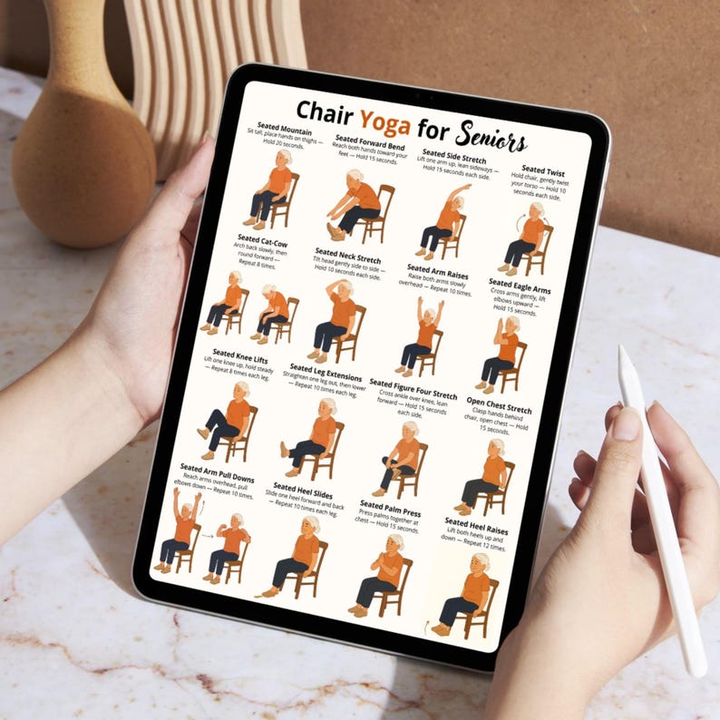 Puede incluir: Una tableta que muestra una gu&iacute;a titulada "Chair Yoga for Seniors". La gu&iacute;a presenta ilustraciones de varias posturas de yoga sentado, incluyendo Seated Mountain, Twist y Arm Raises. La tableta es sostenida por una persona.