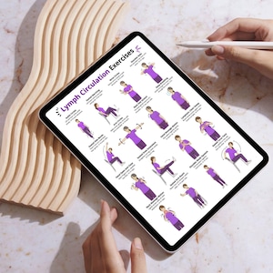 K&ouml;nnte beinhalten: Ein digitales Tablet mit "Lymphzirkulations&uuml;bungen" und Illustrationen von &Uuml;bungen in Lila und Wei&szlig;. Das Tablet wird von einer Person gehalten, mit einem dekorativen Holzst&uuml;ck im Hintergrund.