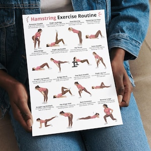 Puede incluir: Un gr&aacute;fico blanco de rutina de ejercicios titulado "Hamstring Exercise Routine" con ilustraciones de varios ejercicios de isquiotibiales. El gr&aacute;fico incluye ejercicios como Romanian Deadlift y Single Leg Bridge. El gr&aacute;fico lo sostiene una persona con una chaqueta vaquera.