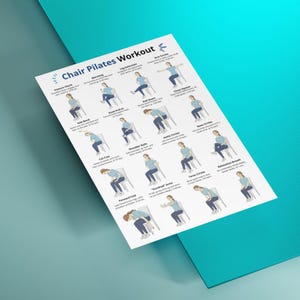 K&ouml;nnte beinhalten: Ein wei&szlig;es Poster mit dem Titel "Chair Pilates Workout" mit Illustrationen von &Uuml;bungen. Das Poster zeigt verschiedene &Uuml;bungen, darunter Beinverl&auml;ngerungen, Armkreisen und Rumpfkreisen. Der Hintergrund ist eine t&uuml;rkisfarbene Oberfl&auml;che.