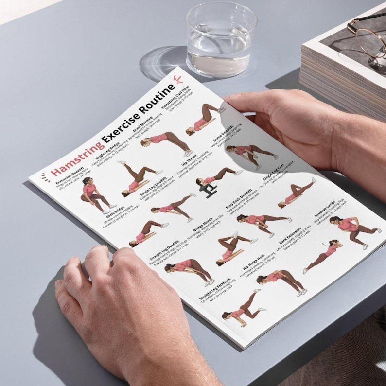 Puede incluir: Una hoja impresa blanca titulada "Hamstring Exercise Routine" con ilustraciones de varios ejercicios. La hoja est&aacute; sostenida por una persona, con un vaso de agua y una pila de libros en el fondo. Los ejercicios son demostrados por una persona con una camiseta rosa.
