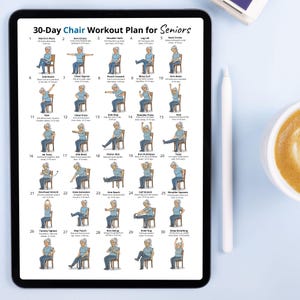 Puede incluir: Una tableta digital muestra un plan de entrenamiento de 30 d&iacute;as en silla para personas mayores. El plan presenta ejercicios ilustrados, como c&iacute;rculos de brazos y elevaciones de piernas. Un l&aacute;piz &oacute;ptico blanco y una taza de caf&eacute; son visibles en el fondo.