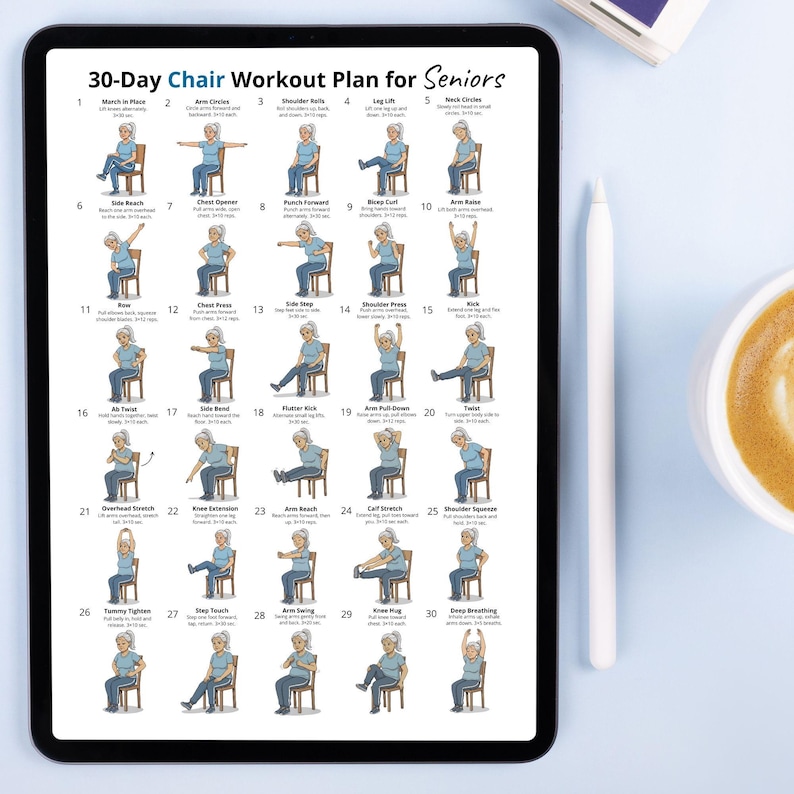 Puede incluir: Una tableta digital muestra un plan de entrenamiento de 30 d&iacute;as en silla para personas mayores. El plan presenta ejercicios ilustrados, como c&iacute;rculos de brazos y elevaciones de piernas. Un l&aacute;piz &oacute;ptico blanco y una taza de caf&eacute; son visibles en el fondo.