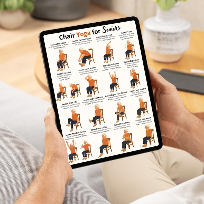 Puede incluir: Una tableta negra muestra "Chair Yoga for Seniors" con posturas de yoga ilustradas. Las posturas incluyen Seated Mountain, Seated Side Stretch y Seated Arm Raises. La tableta est&aacute; en manos de una persona.