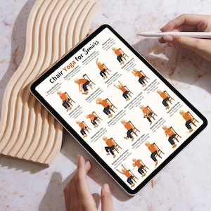 Puede incluir: Una tableta digital que muestra una gu&iacute;a titulada "Chair Yoga for Seniors". La gu&iacute;a presenta posturas de yoga ilustradas realizadas sentado. La tableta est&aacute; sujeta por una persona, con un objeto decorativo de madera en el fondo.