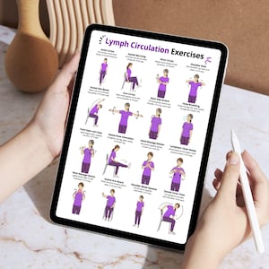 K&ouml;nnte beinhalten: Ein Tablet mit "Lymphzirkulations&uuml;bungen" und Illustrationen verschiedener &Uuml;bungen. Die &Uuml;bungen werden mit Figuren in lila Kleidung dargestellt. Ein wei&szlig;er Stift wird in der Hand gehalten und zeigt auf den Bildschirm.