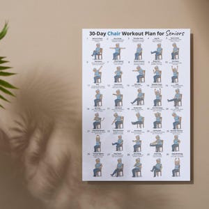 Puede incluir: Un p&oacute;ster blanco titulado "30-Day Chair Workout Plan for Seniors" con ilustraciones de ejercicios. El p&oacute;ster presenta un fondo beige y se muestra en una pared. Los ejercicios est&aacute;n numerados e incluyen descripciones.