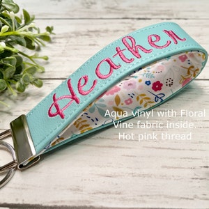 Llavero monogramado de pulsera / Llavero de vinilo personalizado / Llavero de pulsera / Regalo para ella / Regalo para maestro / Regalos para dama de honor / Cuero sintético