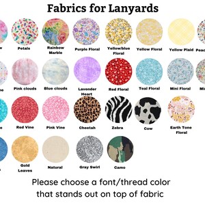 Puede incluir: Una cuadr&iacute;cula de muestras de tela circulares titulada Fabrics for Lanyards, que muestra patrones como arco&iacute;ris, p&eacute;talos, m&aacute;rmol, floral, cuadros, estampados de animales y camuflaje. El texto en la parte inferior dice: Please choose a font/thread color that stands out on top of fabric.