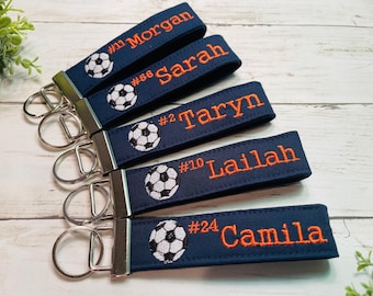 Etiqueta deportiva personalizada / Llavero deportivo / Llavero con monograma / Etiqueta para bolsa de fútbol / Regalo para equipo / Regalo para entrenador / Etiqueta de identificación de fútbol /