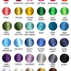 Puede incluir: Una carta de colores titulada Thread/Font Color que muestra treinta y cuatro muestras circulares de hilo de bordar en varios tonos, incluyendo rojo, rosa, naranja, amarillo, verde, azul, morado, gris, negro, blanco, crema y marr&oacute;n con etiquetas.