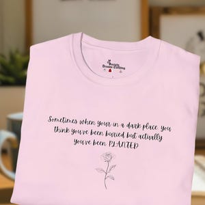 Camiseta "Plantado en un lugar oscuro para crecer", camiseta motivacional, camiseta de rosas, camiseta de flores, camiseta inspiradora, camiseta de bondad, camiseta informal