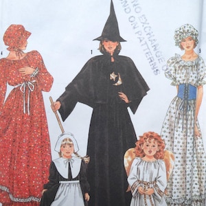 Op de afbeelding: Een vintage naaipatroon met kostuumontwerpen. De ontwerpen omvatten een heks, een engel en jurken in koloniale stijl. Het heksenkostuum heeft een zwarte cape en hoed. De engel heeft vleugels en een witte jurk. De koloniale jurk is rood met witte stippen.