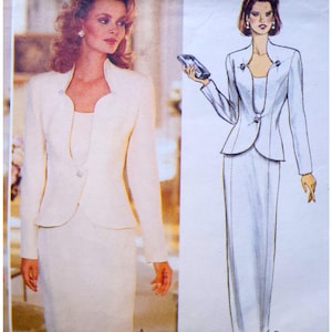 Könnte beinhalten: Ein cremefarbener Hosenanzug mit passendem Blazer und einem U-Ausschnitt. Der Blazer hat einen einzelnen Knopfverschluss und ein Schößchen-Design. Das Bild zeigt auch eine Zeichnung eines ähnlichen Anzugs mit langem Rock.