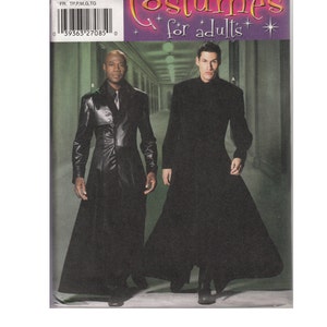Puede incluir: Patrón de disfraz Simplicity con dos abrigos largos negros. El patrón incluye tallas XS, S, M, L y XL. El embalaje tiene el texto "Costumes for adults" en una fuente decorativa.