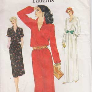 Puede incluir: Un patrón de costura vintage para un vestido con tres estilos diferentes. El patrón es para la talla 8 y se llama "Very Easy Vogue Patterns".
