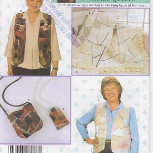 Può includere: Modello Simplicity Quilt in a Day 4930 con Eleanor Burns Crazy Quilts. Il modello include le istruzioni per realizzare un gilet, una borsa da sera e una custodia per telefono cellulare. Il modello è per una taglia.