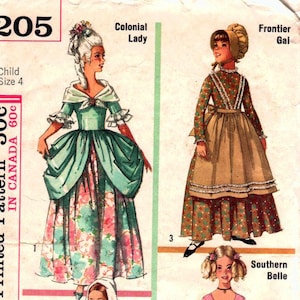 Op de afbeelding: Een Simplicity 6205 naaipatroon-envelop voor kindermaten 4, met illustraties van vier historische kostuums: een Colonial Lady in groen en bloemen, een Frontier Gal in bruin, een Puritan Girl in grijs en een Southern Belle in roze.