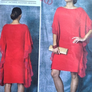 Könnte beinhalten: Ein rotes Kleidermuster von Lorcan Mullany für Bellville Sassoon. Das Muster zeigt ein rotes Kleid mit Spitzensaum und Bootsausschnitt. Die Musternummer ist V1473.